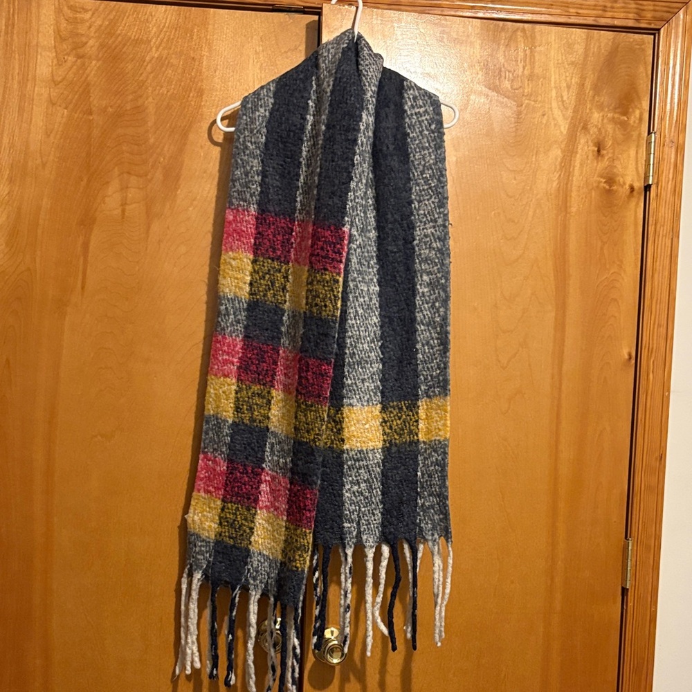 Elegant Multicolor Plaid Scarf